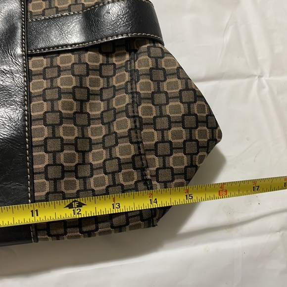 Nine West women’s hand bag like new condition. Dimensions in photos - Picture 4 of 9